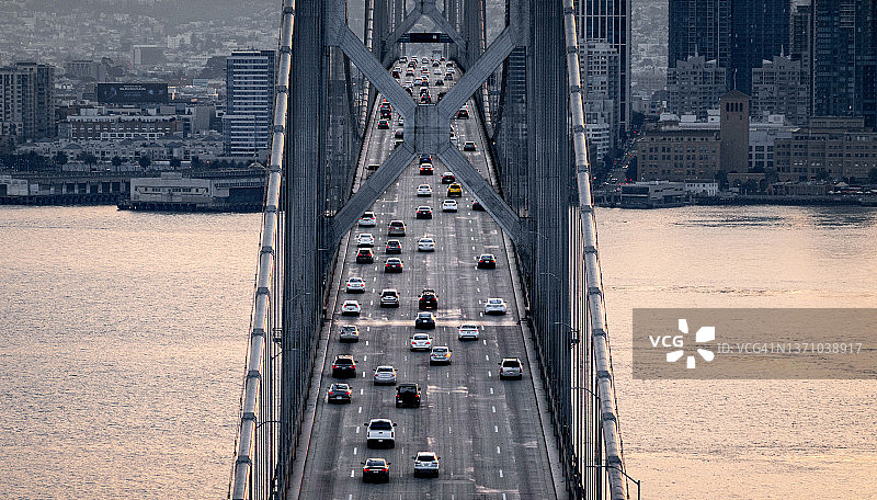 海湾大桥上的交通图片素材
