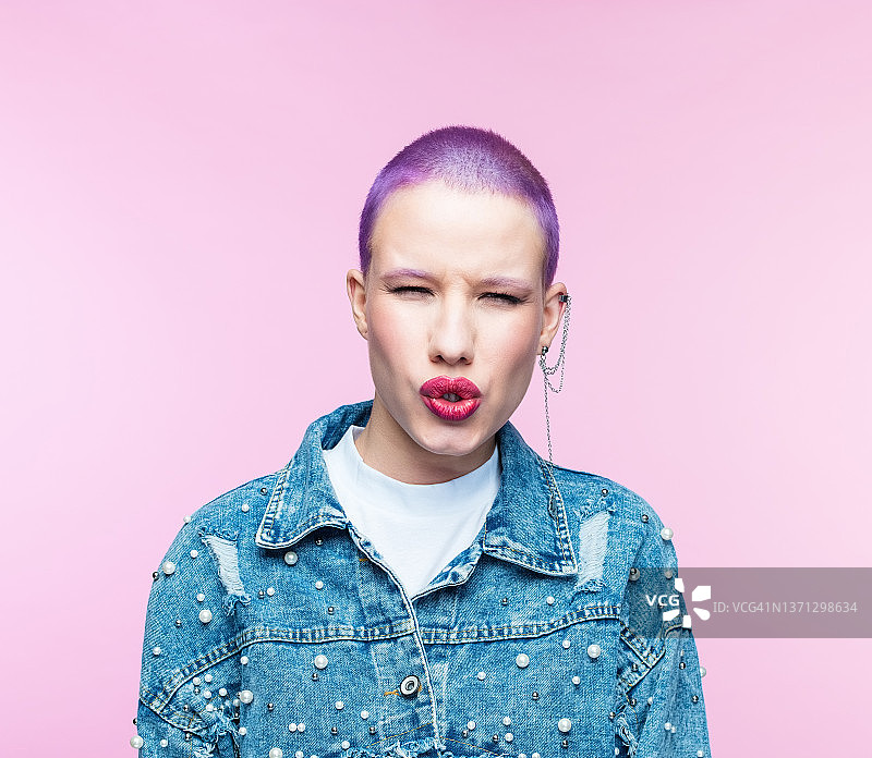 有思想的年轻女子，留着紫色短发图片素材