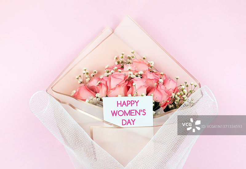 祝你妇女节快乐，附上粉红色玫瑰花束图片素材