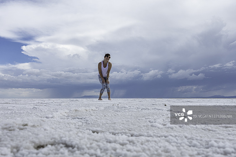 一名游客正在犹他州的博纳维尔盐滩摆姿势拍照图片素材