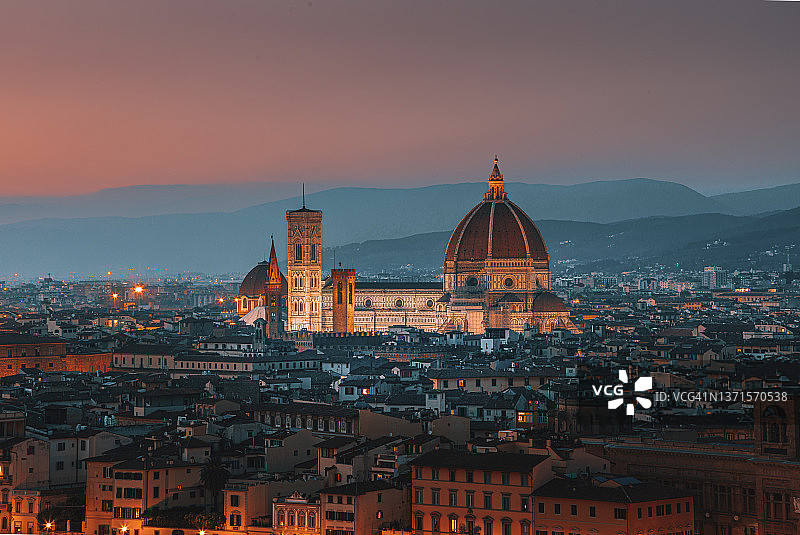 圣母百花大教堂。日落时佛罗伦萨城市天际线的全景图片素材