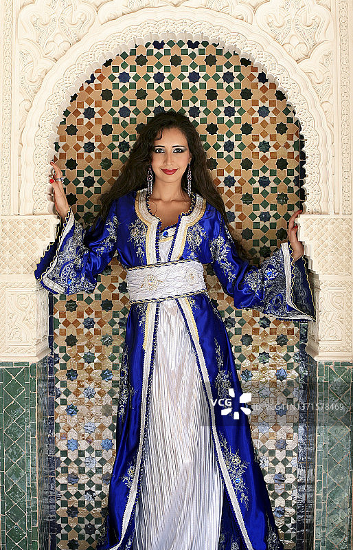 穿着传统服装的土著摩洛哥妇女。图片素材