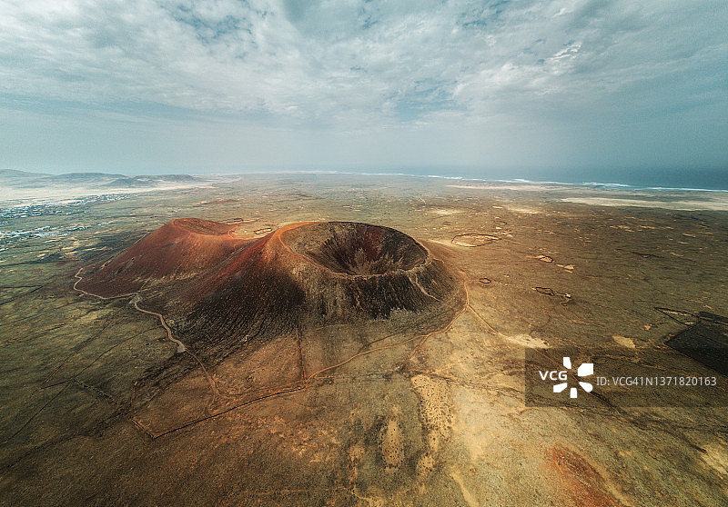 火山Calderón在多云的天空下，西班牙Fuerteventura上的Hondo无人机图片素材