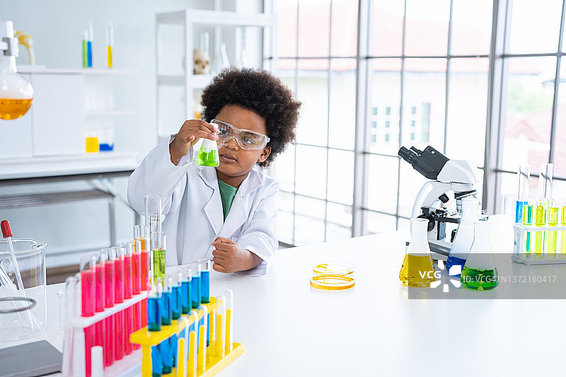 可爱的小科学家喜欢并兴奋地在实验室里用滴管在白天的光线下检测颜色化学物质。良好的实践理念和科学的教育对儿童的支持。图片素材