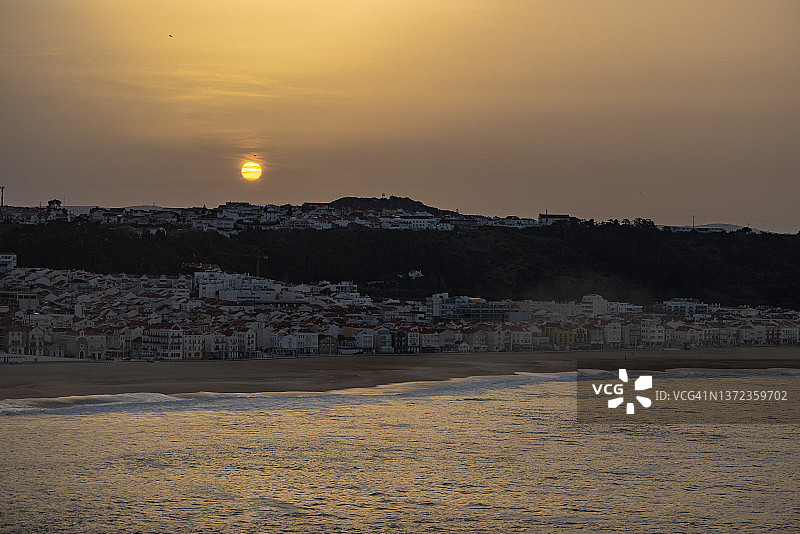 Nazaré位于葡萄牙大西洋海岸的风景村，葡萄牙的日出，旅游和旅游图片素材