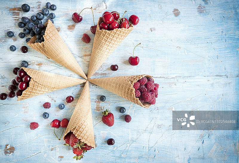 冰淇淋甜筒里的各种浆果和樱桃图片素材