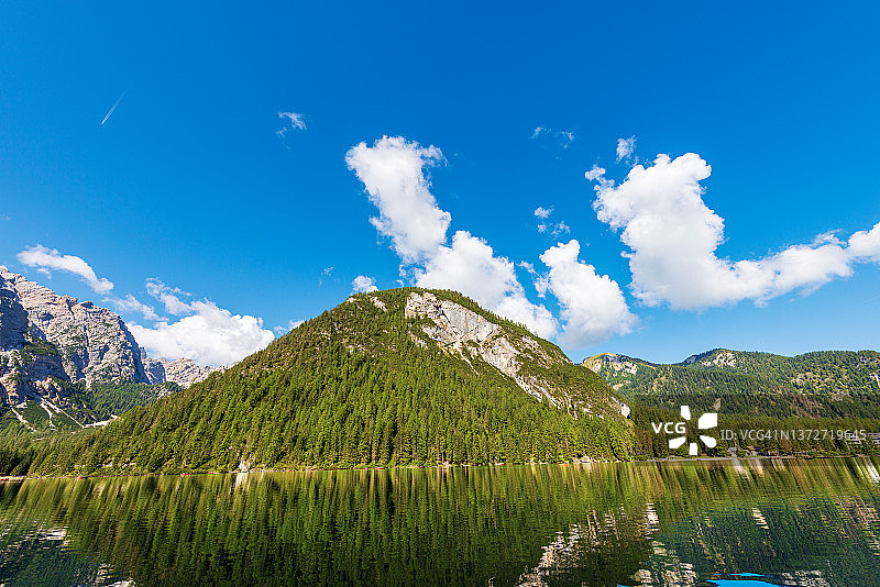 Braies湖或Pragser Wildsee和Croda del beco - Trentino的山顶图片素材