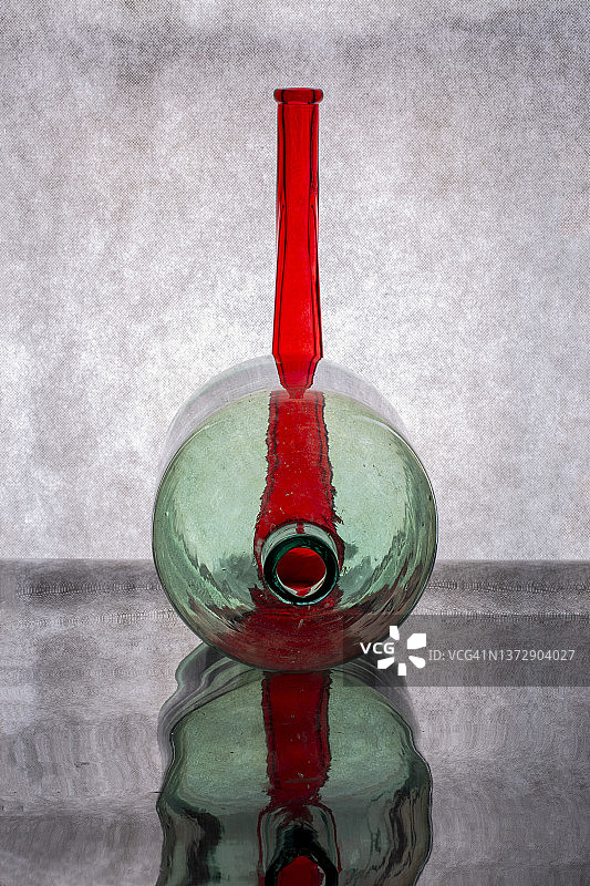 静物，一个红瓶子，一个玻璃瓶图片素材