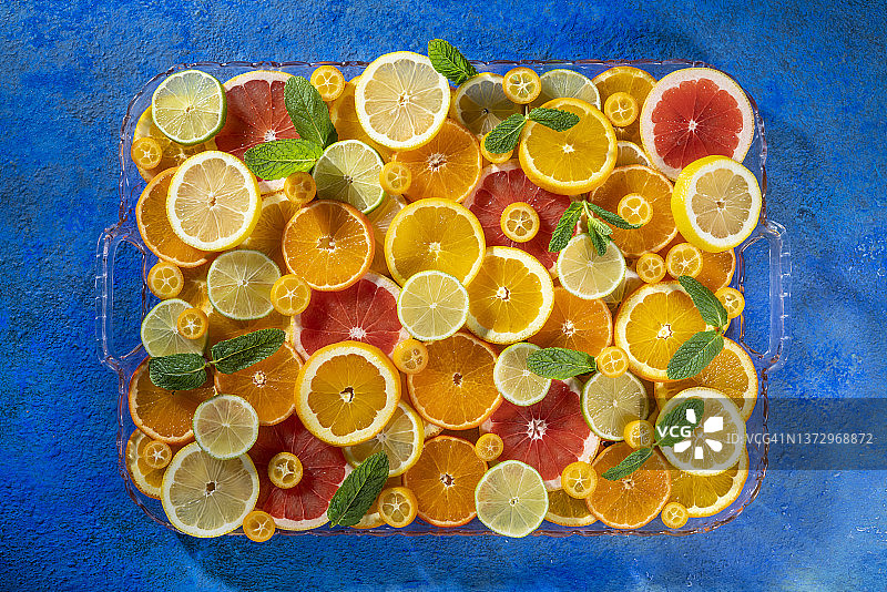 柑橘类水果切片排列橘子、柠檬、酸橙、柚子、橘子和金桔图片素材
