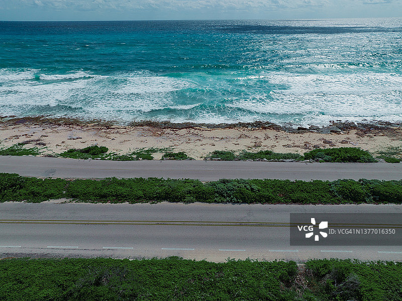 日落时分，在卡门岛附近的科苏梅尔岛的道路鸟瞰图图片素材