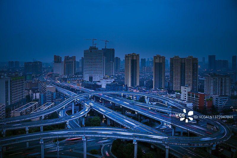 都市现代立交桥的蓝调时刻图片素材