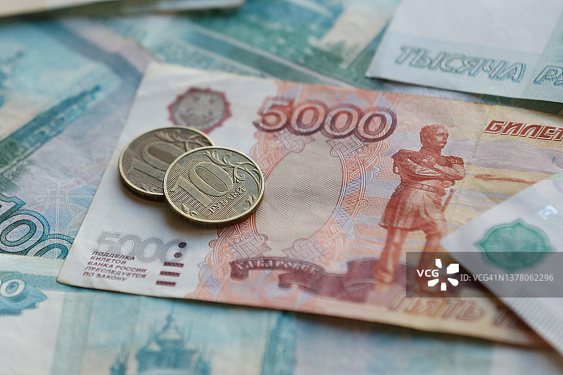 十卢布硬币与模糊的俄罗斯钞票背景图片素材