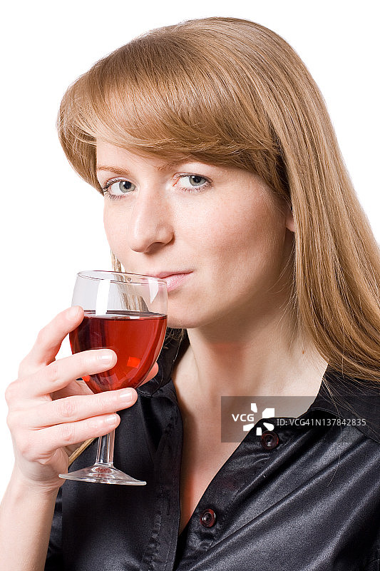 年轻女子品尝一杯葡萄酒图片素材