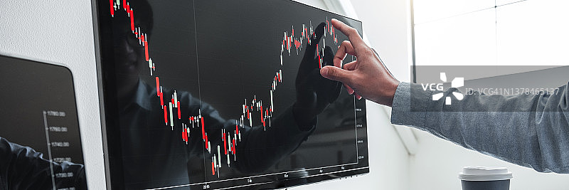 商人交易投资股票市场讨论图表股票市场交易股票交易者的概念。描绘TradingView金融市场图表。图片素材