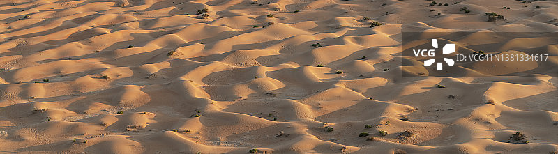 沙漠中的沙丘图片素材