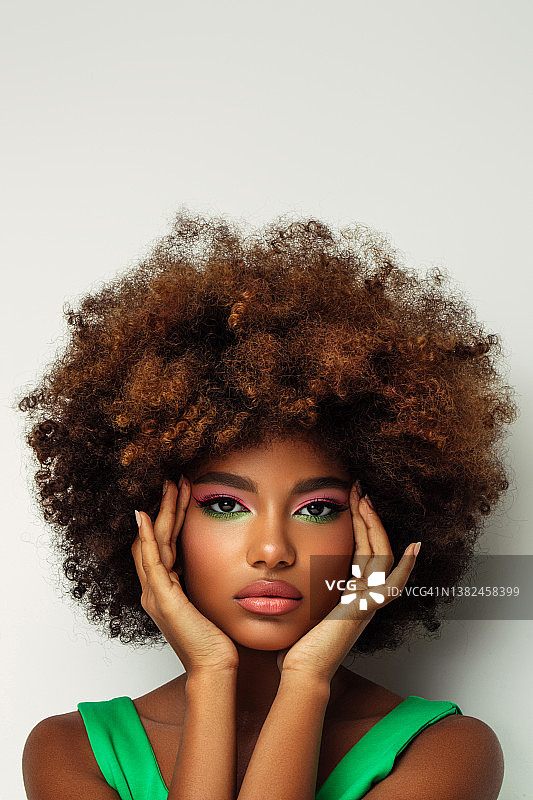 年轻的非洲发型女人的肖像与明亮的化妆图片素材