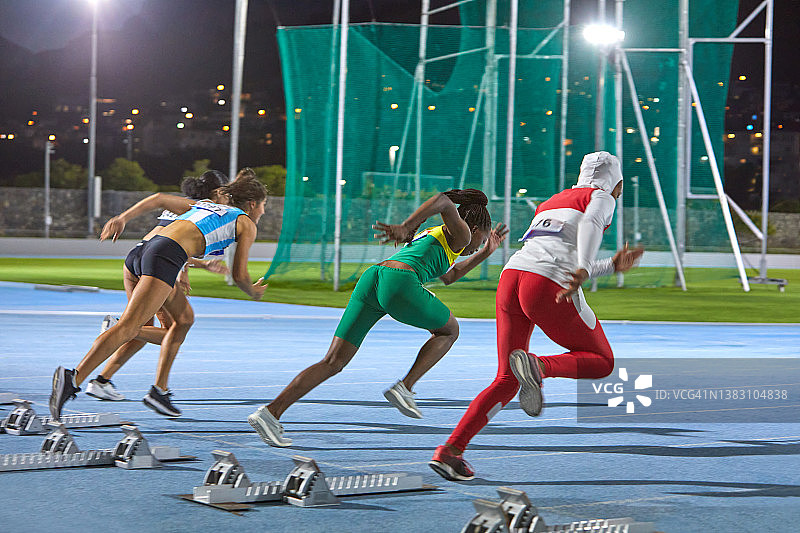 女子田径运动员在起跑线上起跑图片素材