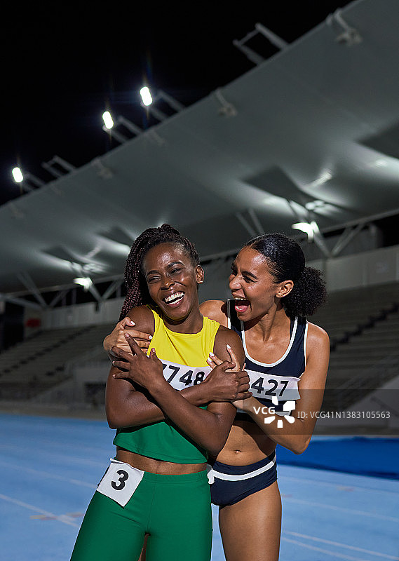 快乐的女田径运动员赛后拥抱图片素材