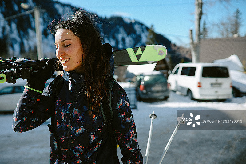 一名女滑雪者走向跑道的肖像图片素材