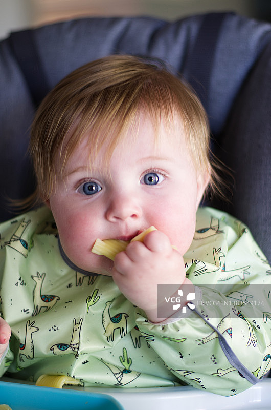 婴儿吃意大利面图片素材
