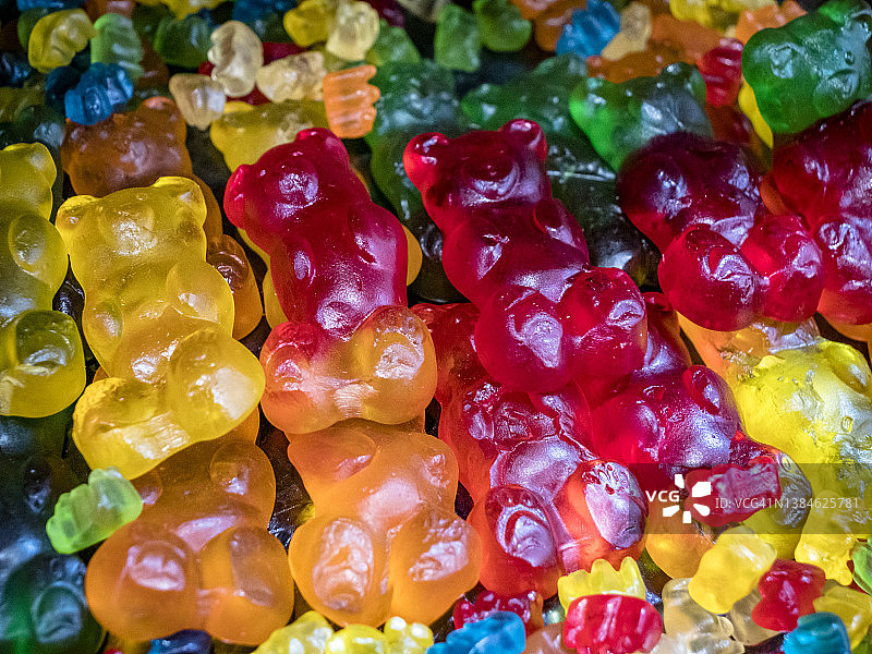 近距离的儿童糖果和糖果微距镜头。各种颜色的大大小小的果冻软糖熊可供选择图片素材
