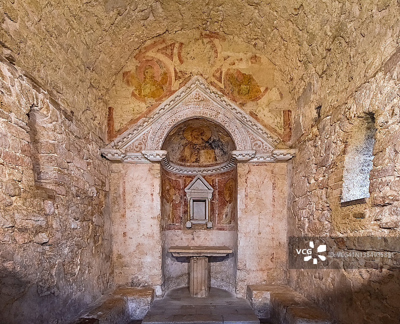 意大利翁布里亚，坎佩罗南克里图诺，“克里图纳斯神庙”的内部细节图片素材