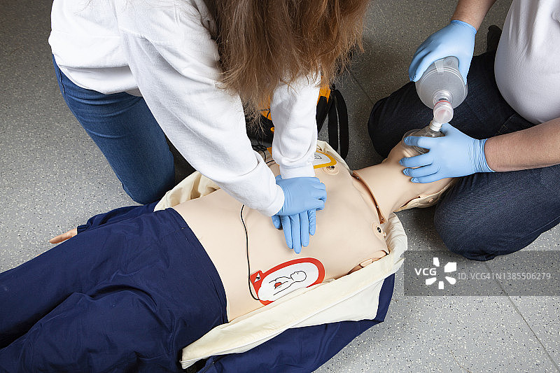 心肺复苏(CPR)，自动体外除颤器(AED)，袋式瓣膜面罩(BVM)通气图片素材