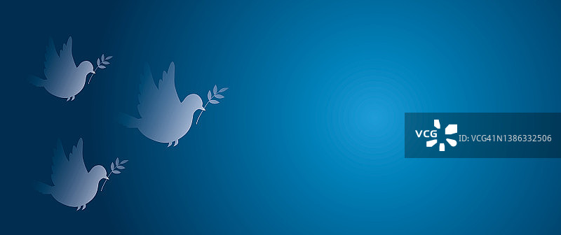 群白鸽模糊或鸽子携带橄榄枝飞行与光在深蓝色的背景，概念为世界和平日。图片素材