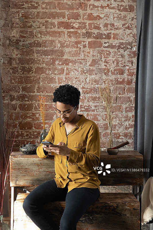 专注的非裔美国女商人戴眼镜打字短信图片素材