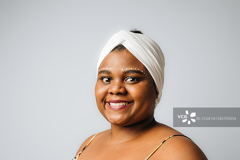 一个非洲裔妇女的肖像穿着白色头巾在工作室图片素材
