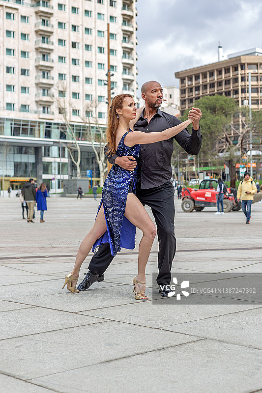 在街上跳舞。在España广场跳探戈的男女舞蹈教师。马德里图片素材