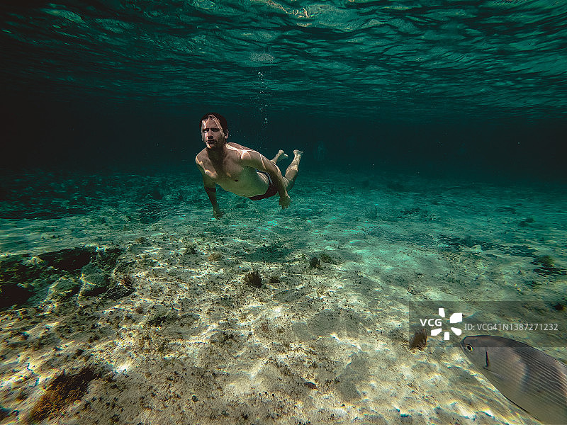 水下拍摄的男子在科苏梅尔游泳图片素材