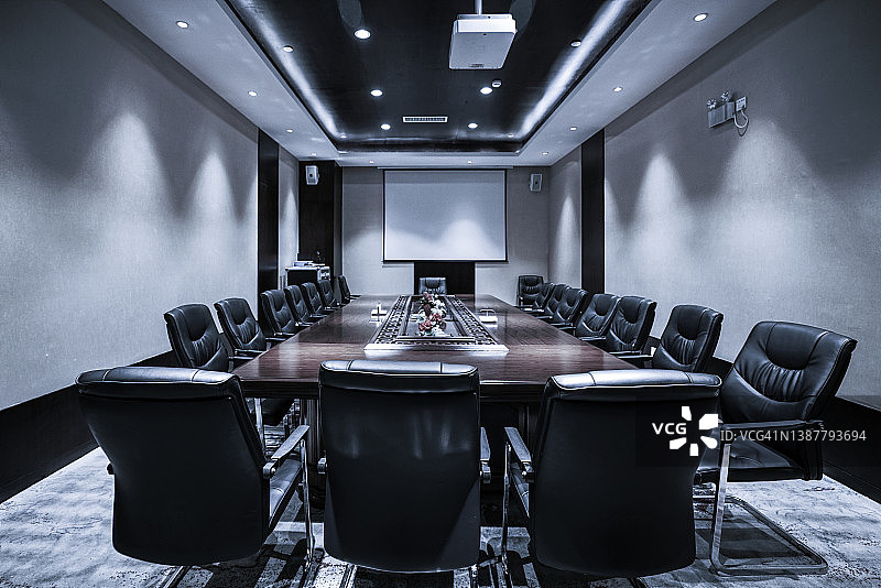 商务会议室或董事会会议室内部。图片素材