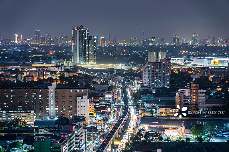 无人机拍摄的曼谷市中心天际线和湄南河。泰国。亚洲智慧城市的金融区和商业中心。晚上的摩天大楼和高层建筑图片素材