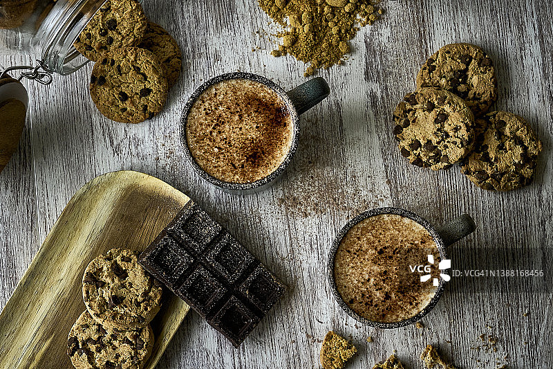 巧克力饼干和两杯卡布奇诺图片素材