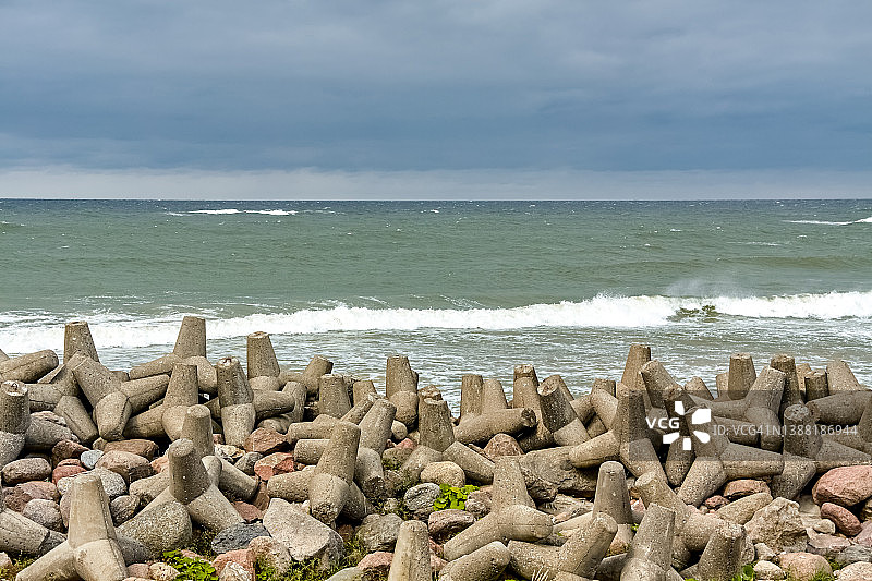 混凝土四足动物保护波罗的海海滩在雅罗斯瓦维茨，波兰。图片素材