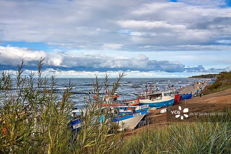 拖网渔船停泊在波罗的海港口，供渔民使用。图片素材