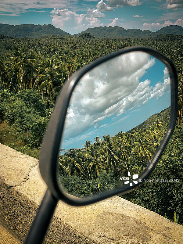 在Siargao棕榈树瞭望台的镜子反射图片素材