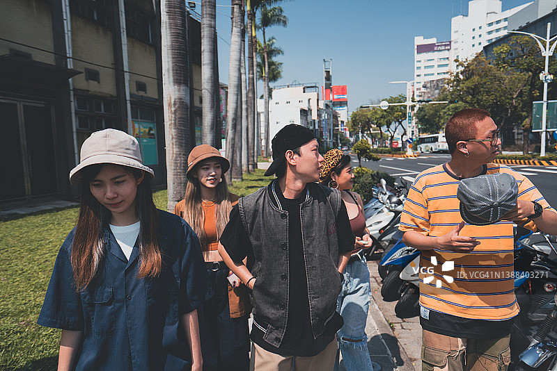 亚洲青年聚集在街头，准备行动。图片素材