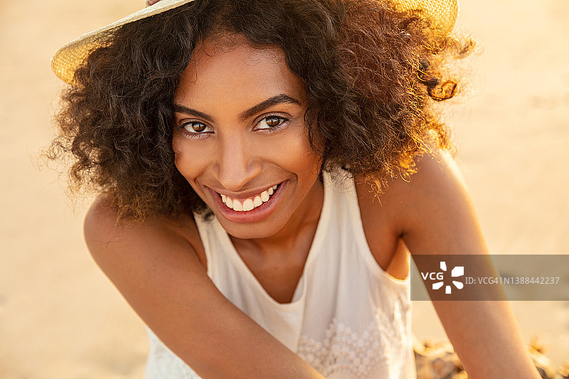 一个非裔美国女孩在海滩度假时自拍图片素材