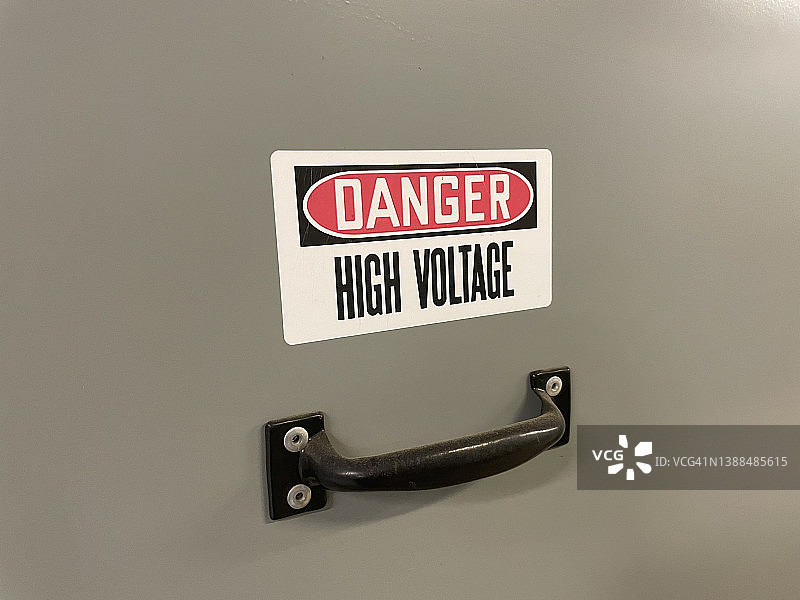 高压电源柜上有危险标志图片素材