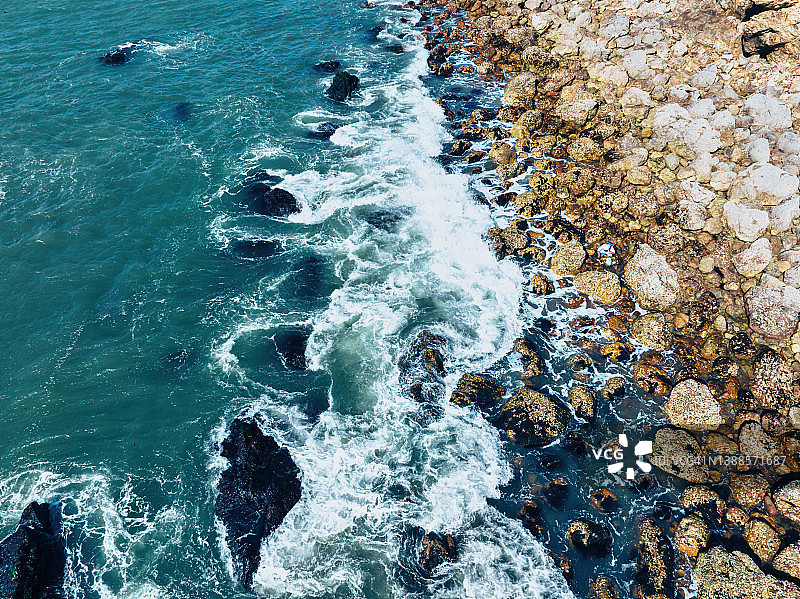 海浪拍打礁石的鸟瞰图图片素材