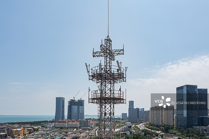 城市背景下的5G通信塔图片素材