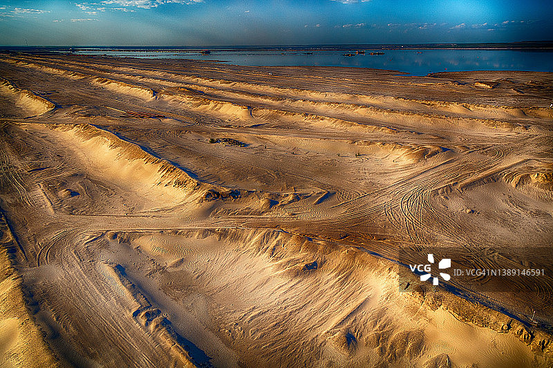 加拿大阿尔伯塔省的空中麦克默里油砂地面开采图片素材