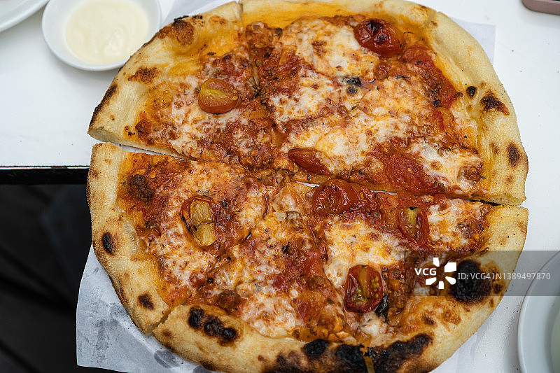 一整个意大利辣香肠披萨图片素材