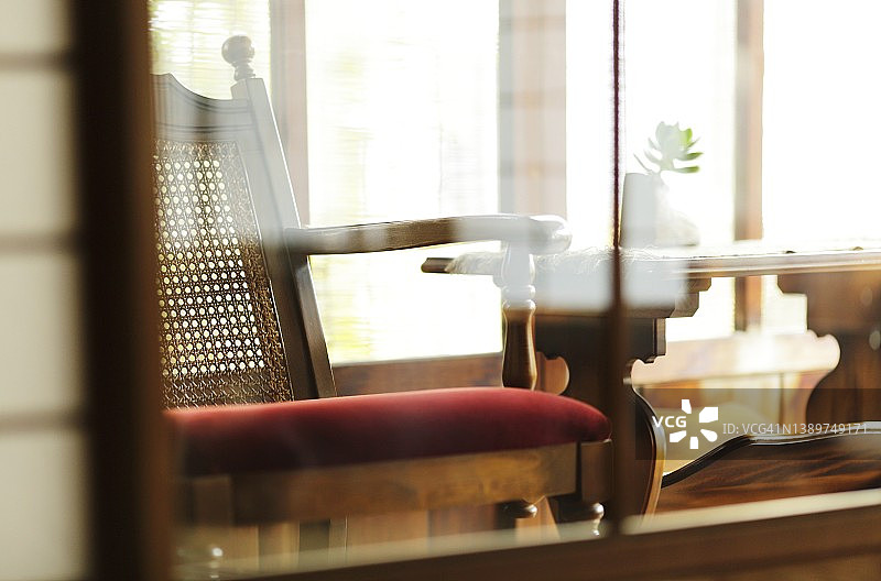 茶几和椅子在传统的日本风格的门廊图片素材