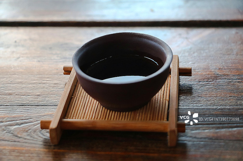 棕色小陶瓷杯茶道木架近木桌子背景图片素材