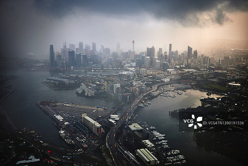 悉尼城市在雨和雾中，城市天际线与雨云黄昏图片素材
