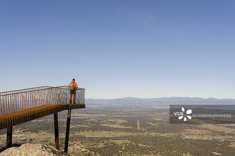 西班牙，卡塞雷斯省，男性徒步旅行者从观景台欣赏蒙弗拉格国家公园的景色图片素材