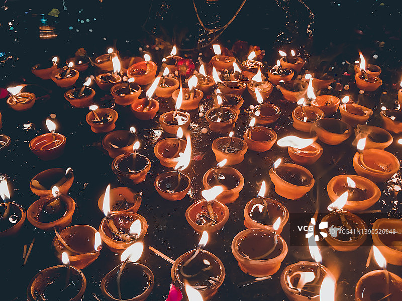印度寺庙中照明的油灯-特写图片素材